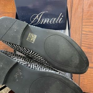 Men’s Size 11 Amali dress shoe never worn in Silver/Black zig zag design